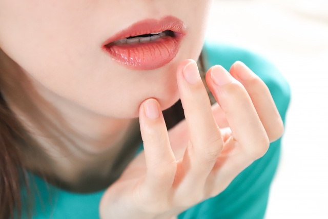 うっすら唇が開いている女性の口元