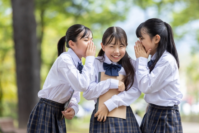 笑顔で話す制服姿の女学生３人